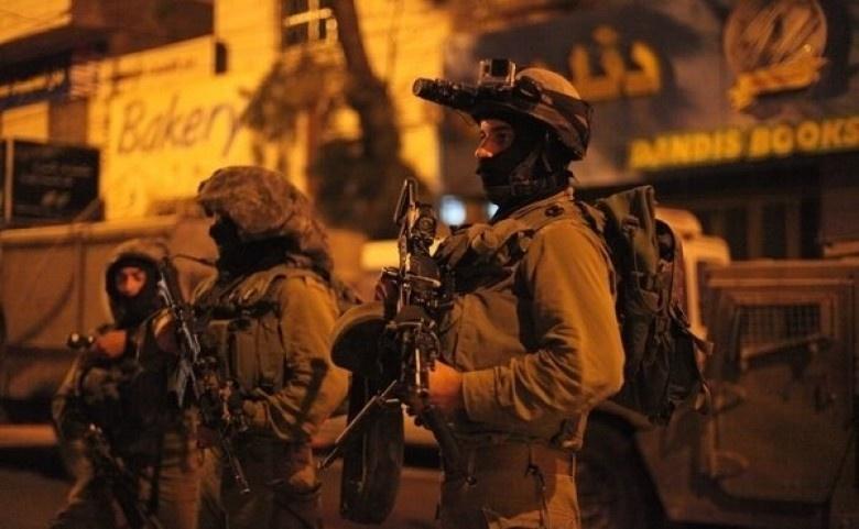 اعتقالات واقتحام منازل شهداء لمنفذي عمليات بالضفة