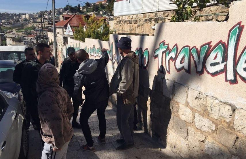 بلدية الاحتلال تزيل جداريات في حي وادي حلوة بسلوان