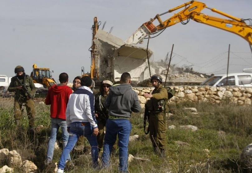 الاحتلال يخطر بهدم 12 منشأة بمسافر يطا