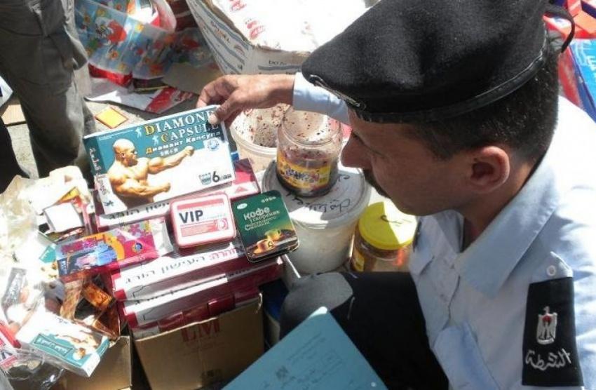 إتلاف 3 أطنان مواد غذائية ومنظفات فاسدة بالخليل