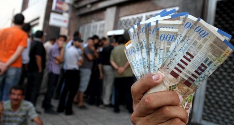 صرف رواتب الموظفين اليوم عبر الصراف وغداً في البنوك