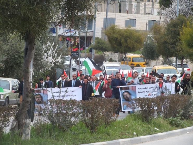 وقفة تضامنية ومسيرة للمحامين تضامنا نع الاسير الصحافي محمد القيق في بيت لحم