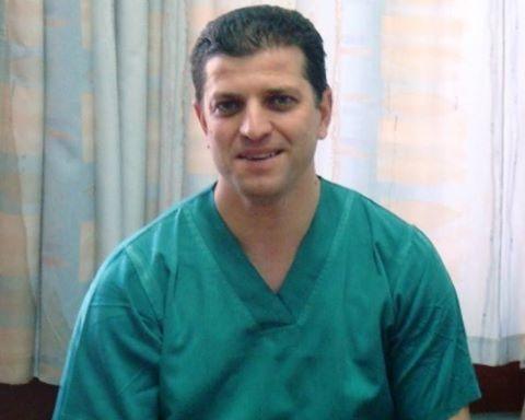 طبيب فلسطيني يجري جراحة المناظير للمفاصل والطب الرياضي