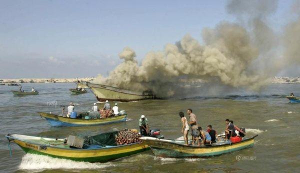 الاحتلال يستهدف الصيادين ومراكبهم في بحر خان يونس