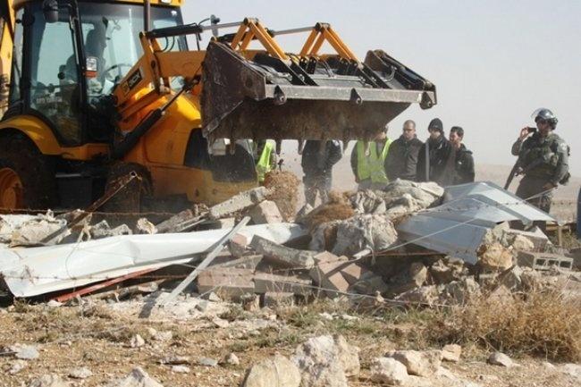 الاحتلال يهدم 6 بركسات ووحده صحية في بلدة بيتا قرب نابلس