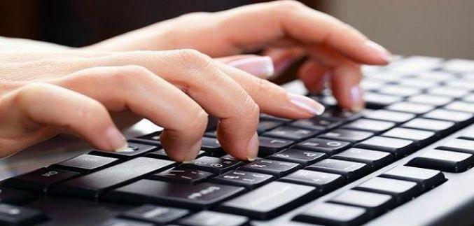دراسة :الطباعة بكلتا اليدين تجعل الكتابة أقل جودة