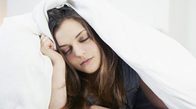 لهذا السبب تنام المرأة أكثر..