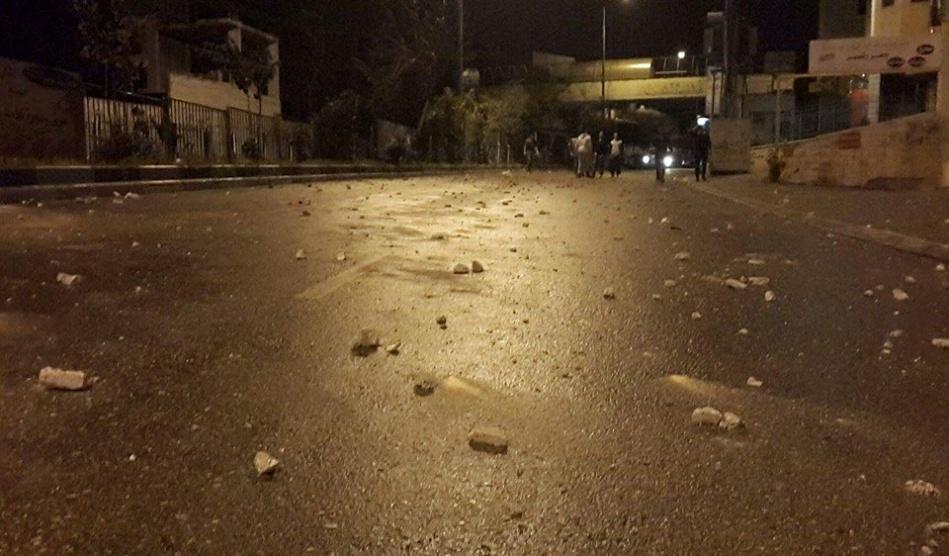 الاحتلال يعتقل شابين من الدهيشة ويستدعي آخر