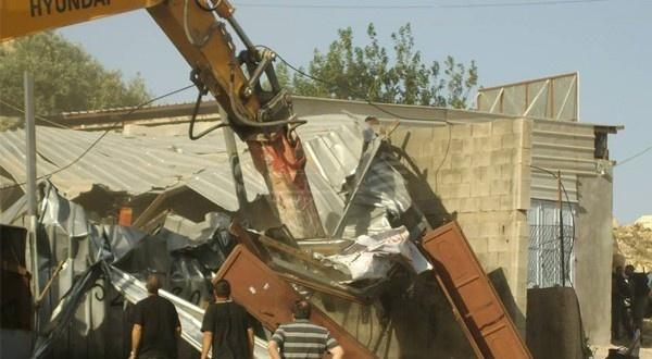 جرافات الاحتلال تهدم مباني وجدران على مدخل بيت لحم صباح اليوم