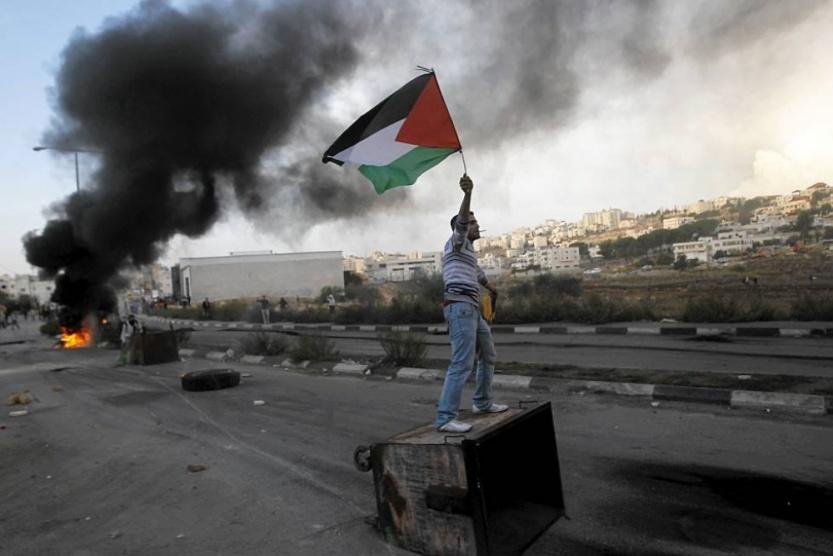 رفعَ العلم في ساحات الأقصى فاعتقل