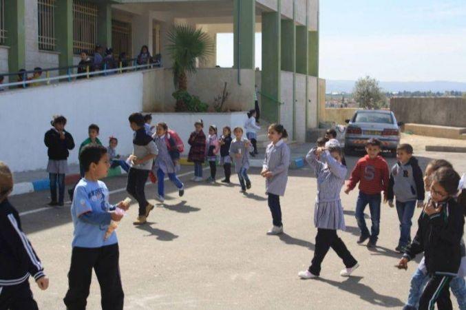 أي المدارس التزمت بالدوام؟