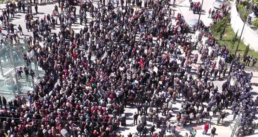 نشر حواجز أمن السلطة على مداخل مدن الضفة لعرقلة مسيرة المعلمين