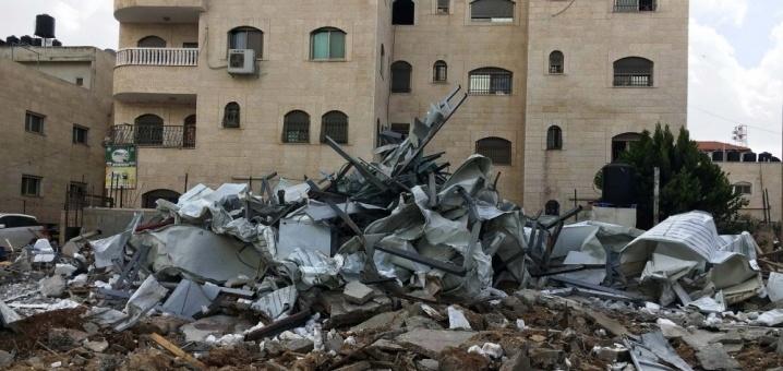 الاحتلال يهدم أساسات بناية و4 مخازن تجارية في بيت حنينا