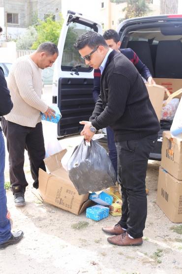 متعة العطاء وبالتعاون مع مجموعة باور يزورون المحتاجين في قلقيلية