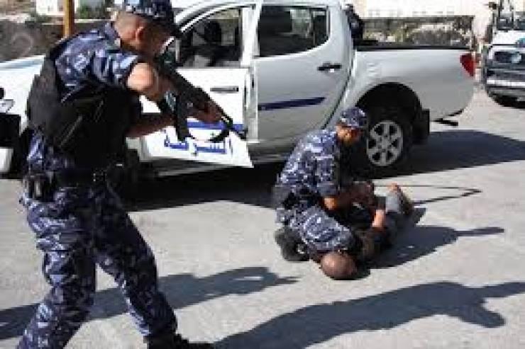 الشرطة تكشف ملابسات سرقة 80 هاتفا محمولا في الخليل