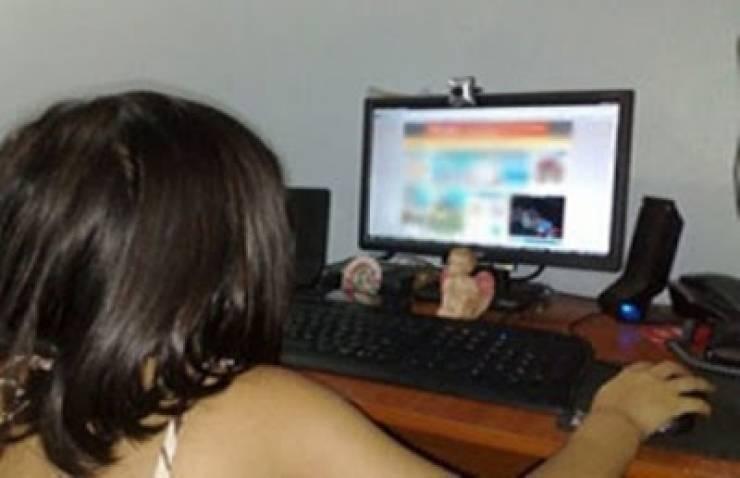 فتاة تعرفت على شاب على الانترنت وطلب منها ان يراها.. و كانت المفاجأة!