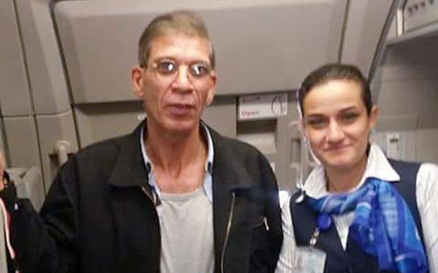 صورة - سيلفي جديدة لمضيفة مع خاطف الطائرة المصرية