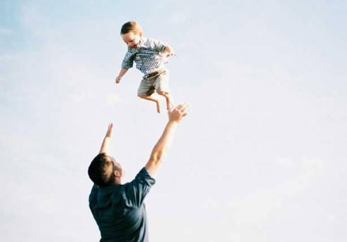 لهذه الأسباب.. يجب على الآباء والأمهات تجنب ''هز'' أطفالهم