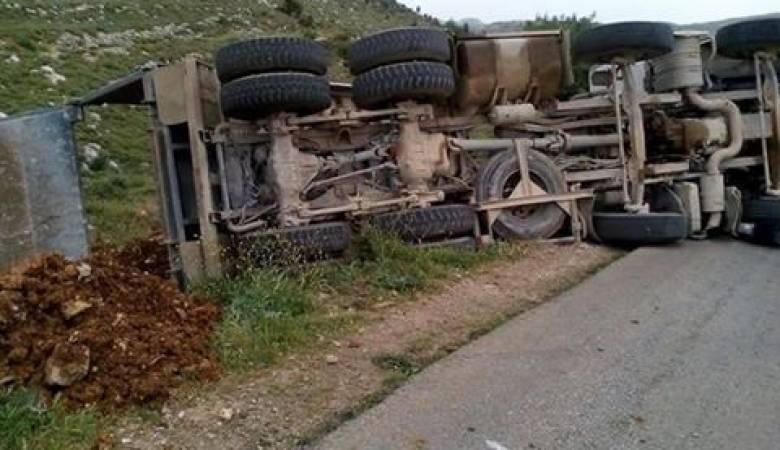 مصرع مواطن بانقلاب شاحنة على طريق عين قينيا
