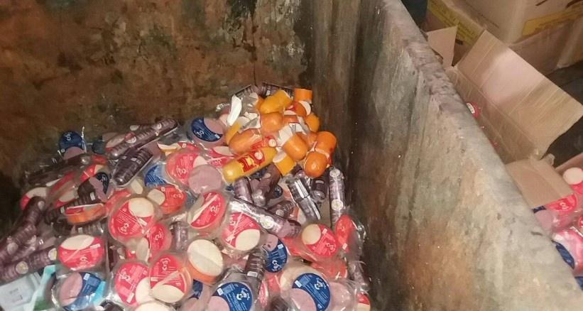 (1000كيلو جرام) من المرتديلا الفاسدة في حاوية قمامة بغزة