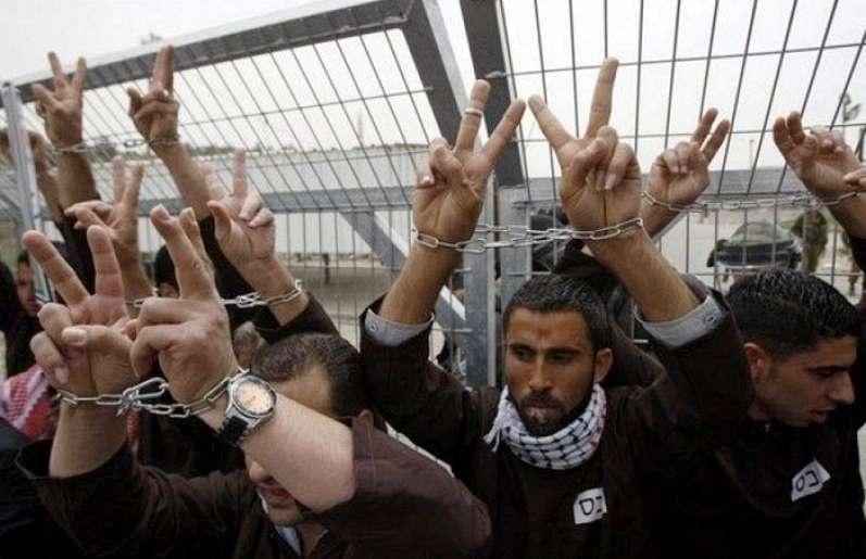 18 معتقلا إداريا في