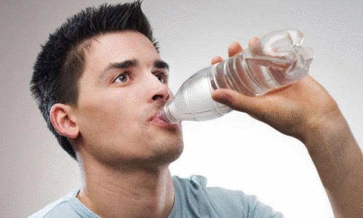 ماذا سيحدث لجسمك إذا شربت الماء فقط لمدة 30 يوماً