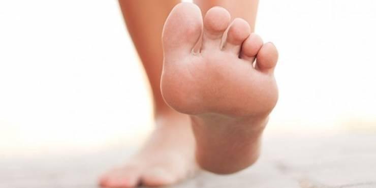 ماذا يحدث لجسمكم عندما تمشون حفاة 5 دقائق كل يوم !