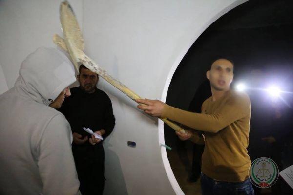 حدث في غزة.. ضربه بالفأس وقطع رأسه