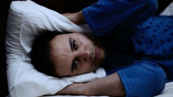 لماذا لا تنام ملء عينيك عندما تغير مكان نومك؟