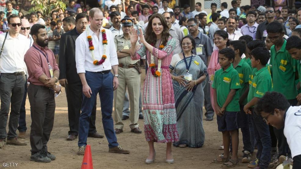 وليام وكيت يلعبان الكريكيت مع أطفال فقراء بالهند