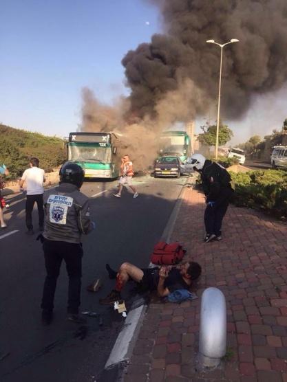 (مُحدّث) صور وفيديو - اصابة 15 اسرائيلياً في حريق داخل حافلة بالقدس