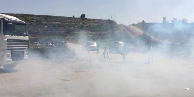 الاحتلال يقمع وقفة تضامنية مع الصحفي نزال امام معتقل عوفر واصابة صحفي