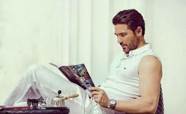 صورة أحمد عز تثير الجدل.. بوتوكس أم فوتوشوب؟