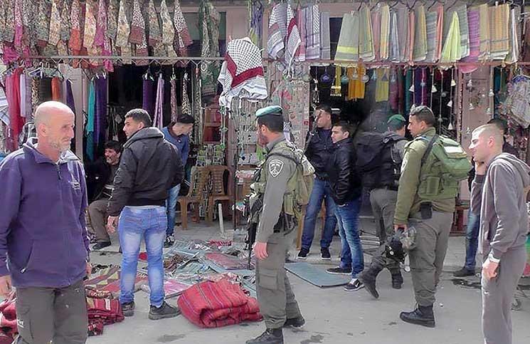 الاحتلال عرض مئة مليون دولار على فلسطيني في الخليل لشراء محله الصغير