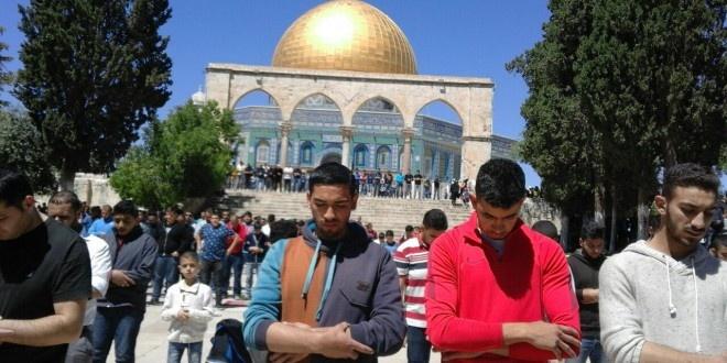 65 الف مصلي ادوا اليوم صلاة الجمعة