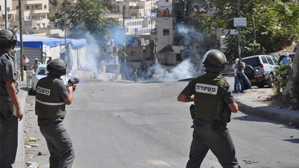 الاحتلال يبعد شابا عن القدس ومواجهات بسلوان