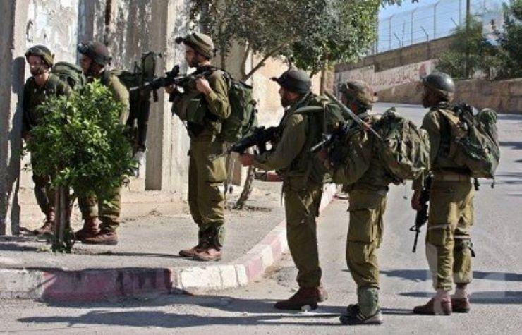 الاحتلال يسلم 3 شبان من الخضر بلاغات لمراجعة مخابراتها