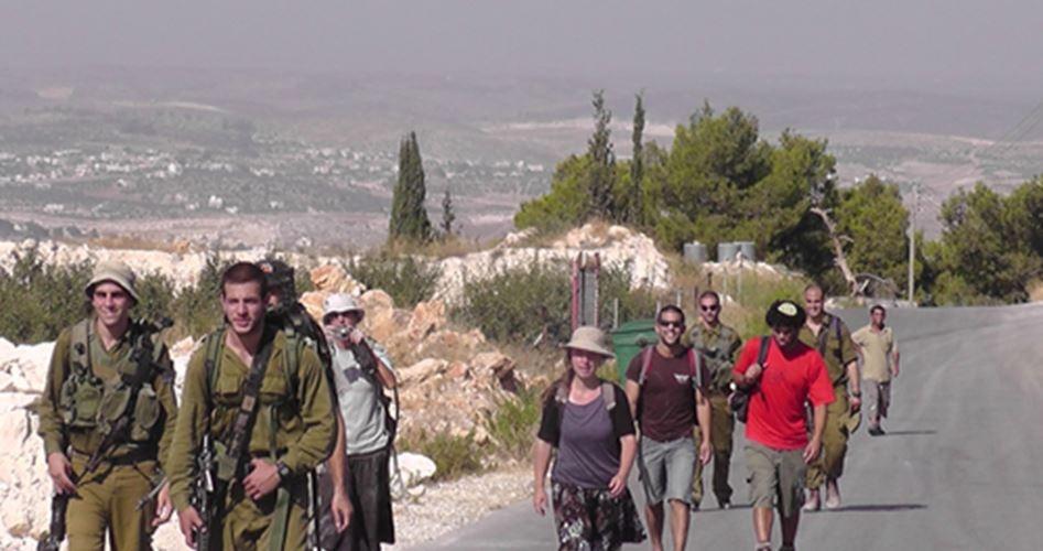 الخليل:نجاة عائلة من محاولة اعدام مستوطن لها