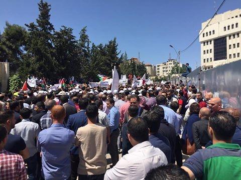 بالصور - الالاف يتظاهرون أمام مجلس الوزراء رفضا لقانون الضمان