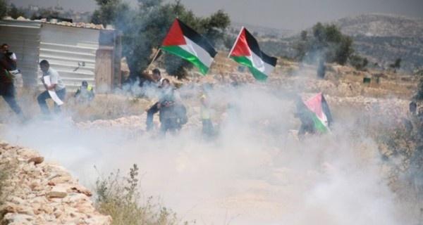 إصابة العشرات بالاختناق في بلعين