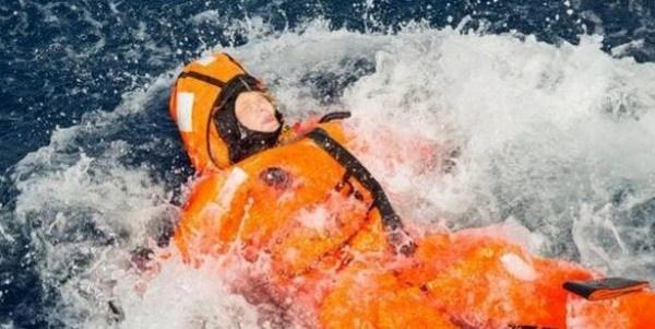وزيرة نرويجية تقذف نفسها في البحر لمحاكاة غرق اللاجئين