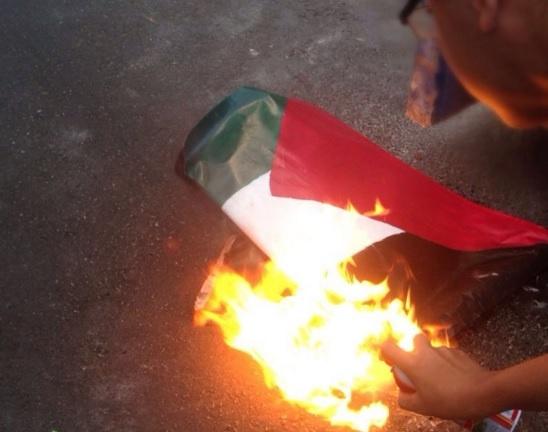 جنود الاحتلال يحرقون علم فلسطين على حاجز بنابلس