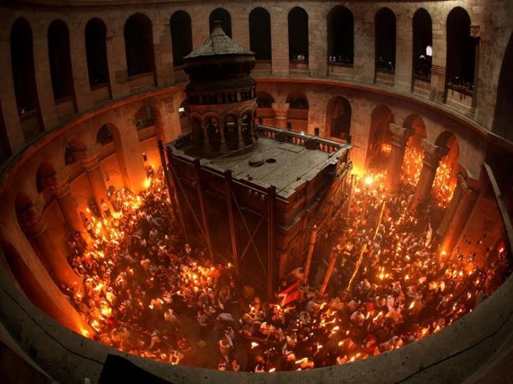 احتفالية بظهور النور المقدس من قبر الخلاص