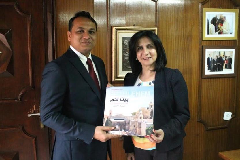 رئيسة بلدية بيت لحم تستقبل ممثل الهند في فلسطين وتضعه عند اخر تطورات المدينة