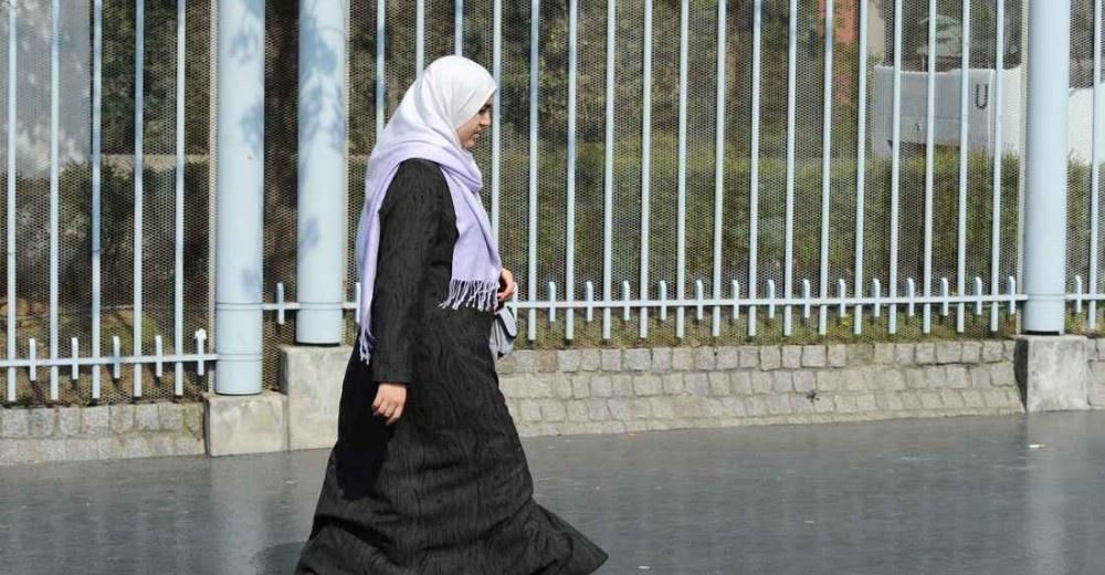 طالبات فرنسيات يدعون إلى