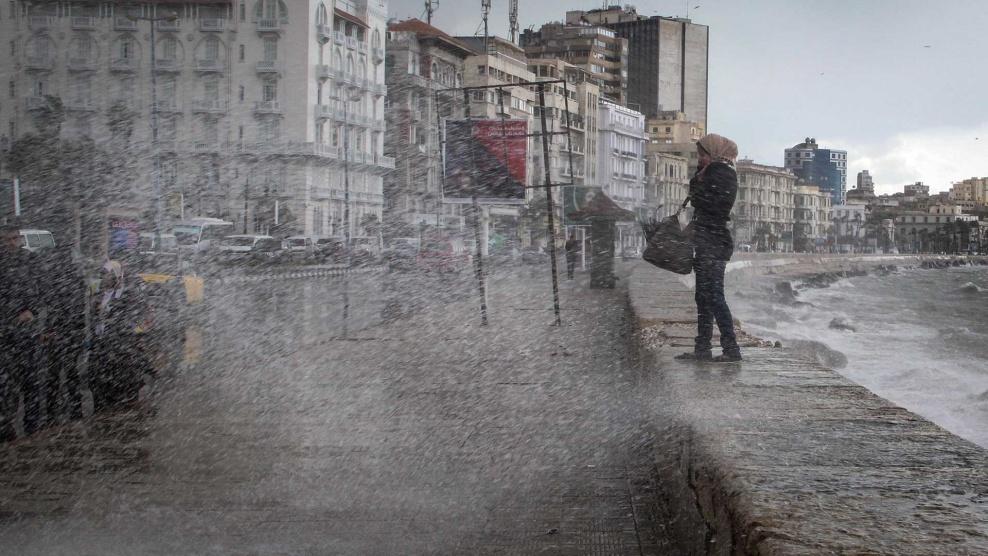 الأحوال الجوية تتسبب بإغلاق مينائين على البحر الأحمر