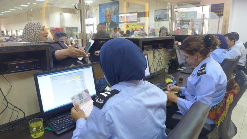 الاحتلال يمنع سفر 55 مواطنًا عبر معبر الكرامة