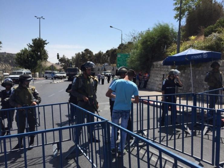 إغلاق الضفة وتشديد حصار غزة عشية 