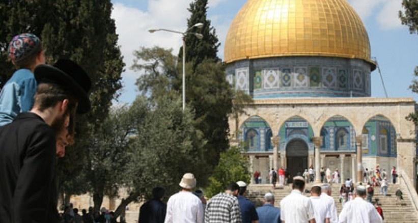 اعتقال عشرات المقدسيين في الأقصى