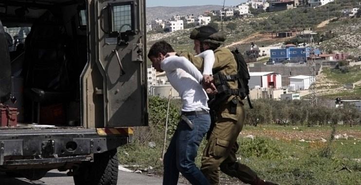 الاحتلال يعتقل فتى ويغلق محلات تجارية في بيت أمر